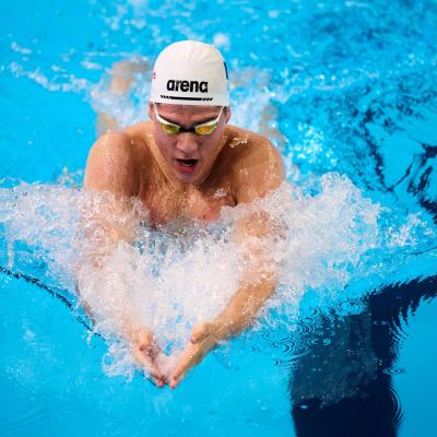 Rocky al înotului se antrenează iarna pe schiuri