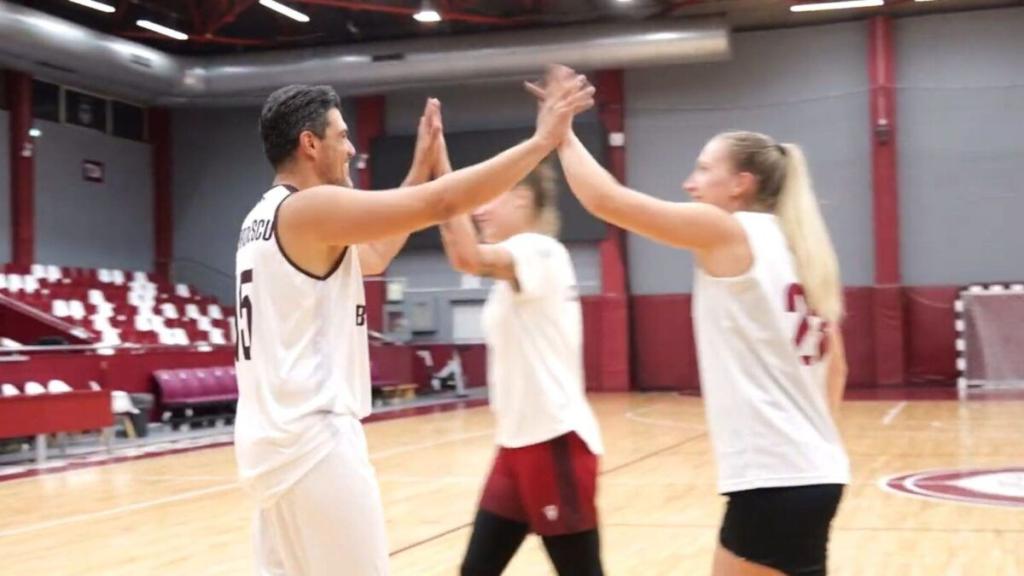 Șeful Rapidului a schimbat costumul de președinte cu echipamentul de baschet!