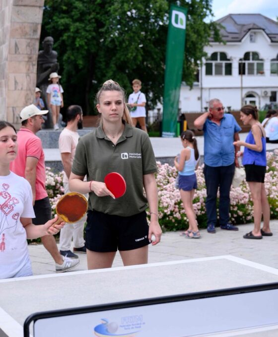 Adina Diaconu alături de o fetiță Large