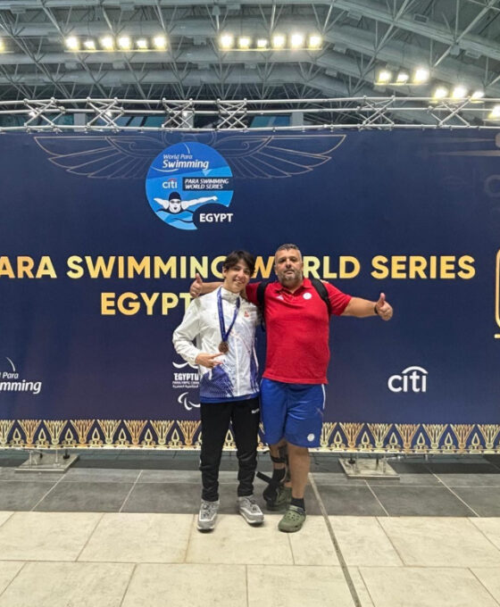 Alături de antrenorul său, Daniel Nistoroiu, la Cupa Mondială din Egipt, în 2024, medaliat cu bronz la 400 m liber