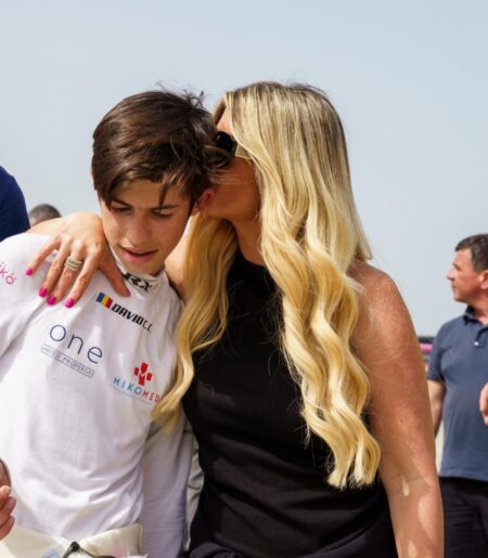 Alături de mama sa care îl însoțește la toate cursele