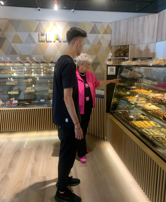 Cei 2 într-una dintre cofetăriile familiei