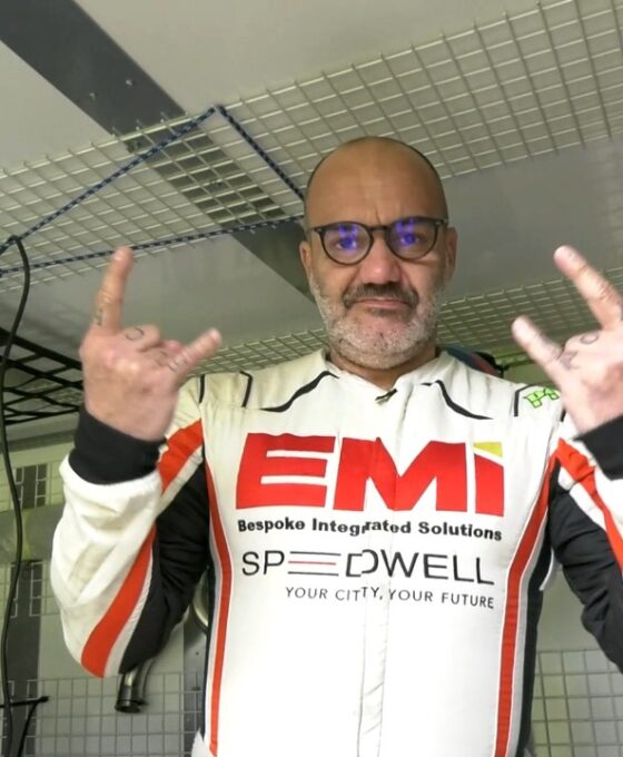 Chef Samuel în combinezonul de pilot Large