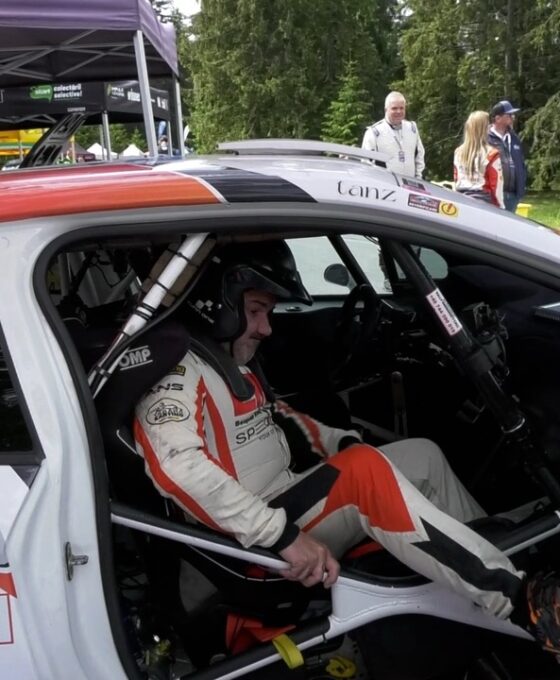 Chef Samuel în mașina de concurs a Alexandrei Teslovan Large