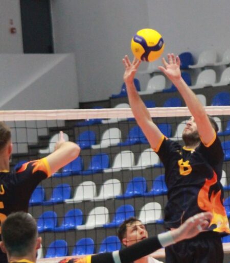 Claudiu Dumitru ii paseaza lui Butnaru