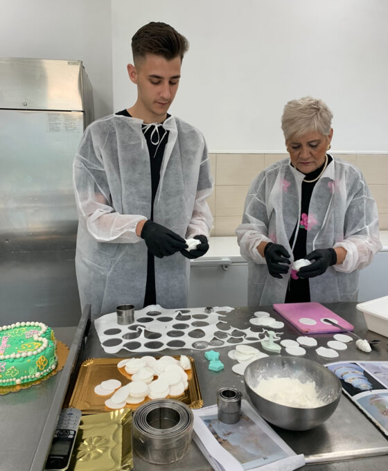 Claudiu știe să facă părăjituri, torturi și cozaonaci