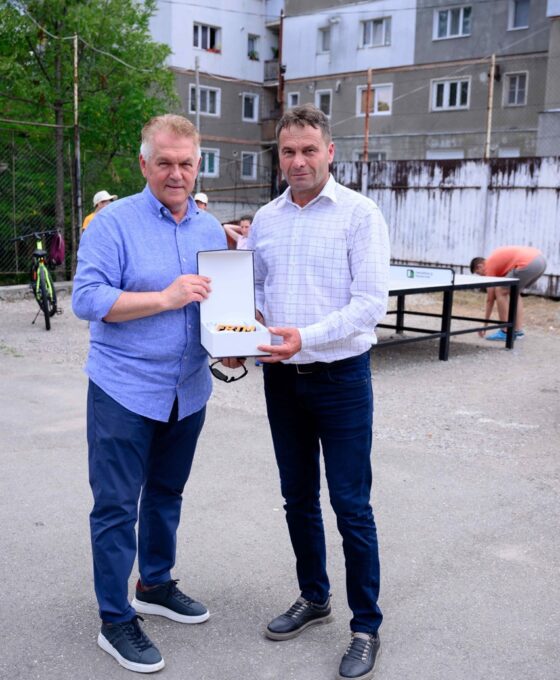 Cristinel Romanescu alături de primarul orașului Fieni Large