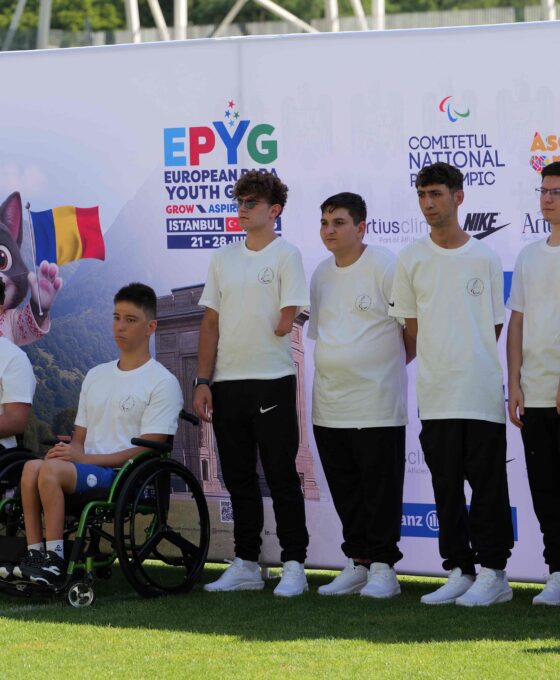 Eduard Novak alături de sportivi și antrenori înainte de plecarea la Istanbul
