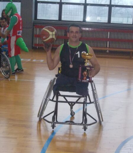 Leo la o competiție de baschet în scaun rulant