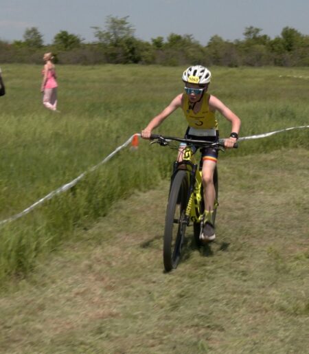 Micul sportiv în poba de bicicletă