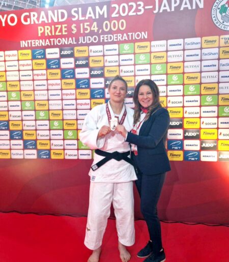 Serafima Moscalu alături de antrenoarea ei, Gianina Andreica