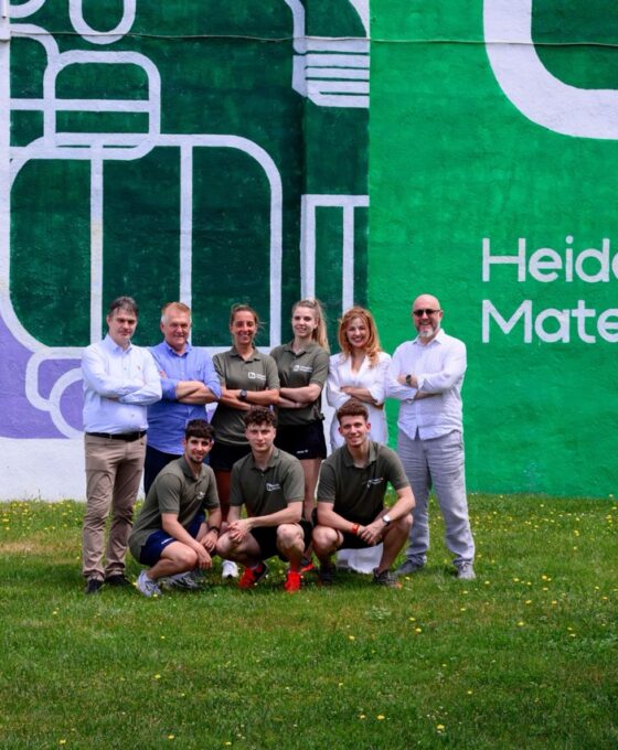 Sportivii alături de președintele Federației Române de Tenis de Masă, Beatrice Romanescu și reprezentanții sponsorului Large
