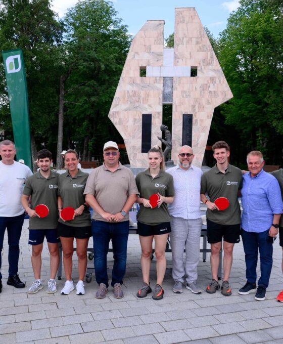 Sportivii de la tenis de masă și președintele Romanescu alături de primarul din Pucioasa Large