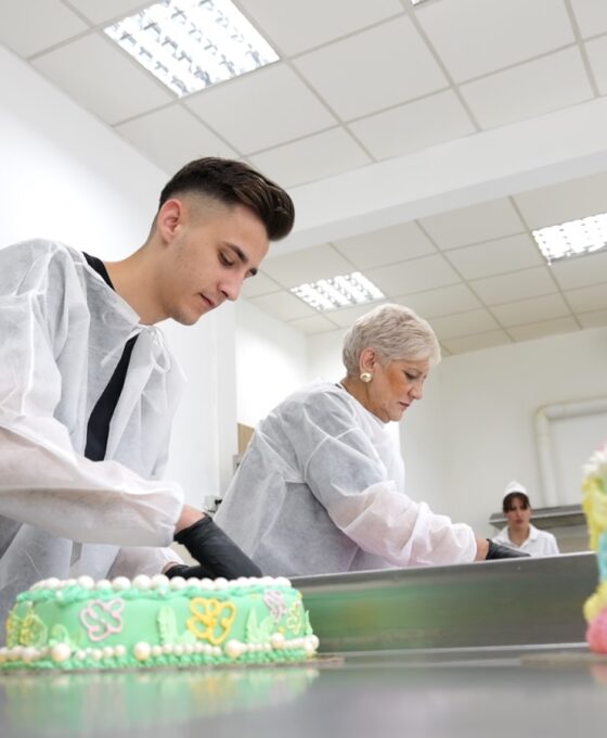 claudiu in laboratorul cofetariei 3