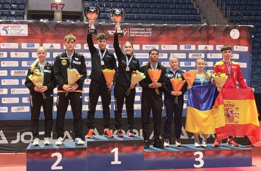 “Tricolorii” au dominat Europa!
 
Componenții loturilor naționale de tenis de masă au încheiat participarea la campionatul european Under 21 cu un bilanț impresionant de medalii: 8! Românii au luat două trofee de aur, două de argint și patru de bronz.
 
Tenisul de masă românesc a strălucit la Campionatul European U21 desfășurat la Bratislava! Componenții loturilor naționale pregătiți de Andrei Filimon, Mădălin Ionașcu, Ana Sebe, Ionuț Seni și Adrian Crișan au dat dovadă, încă o dată, că pe plan continental reprezintă o forță în acest sport.