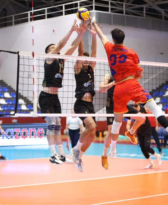 Daniel Chitigoi plaseaza o minge - FOTO CEV