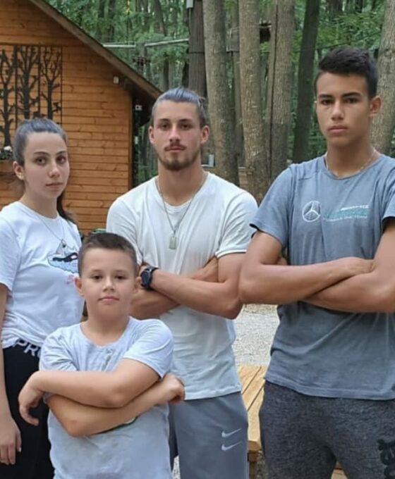 Daniel Chițigoi si Radu Drăgușin, alături de fratele lui Daniel și de sora lui Radu - FOTO Facebook
