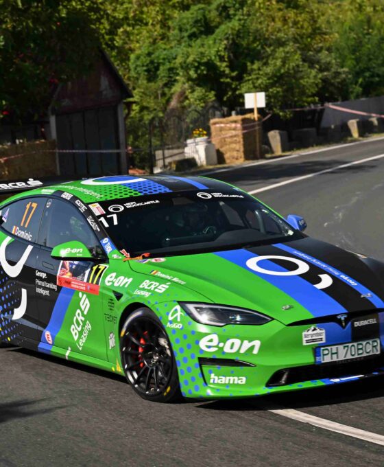 De 5 ani, Dominc concurează la viteză în coastă cu mașini electrice