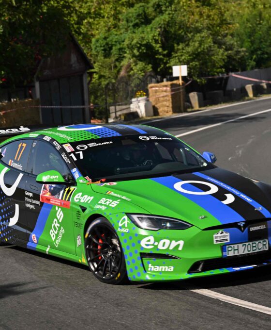 Dominic concurează cu o Tesla Model S Plaid