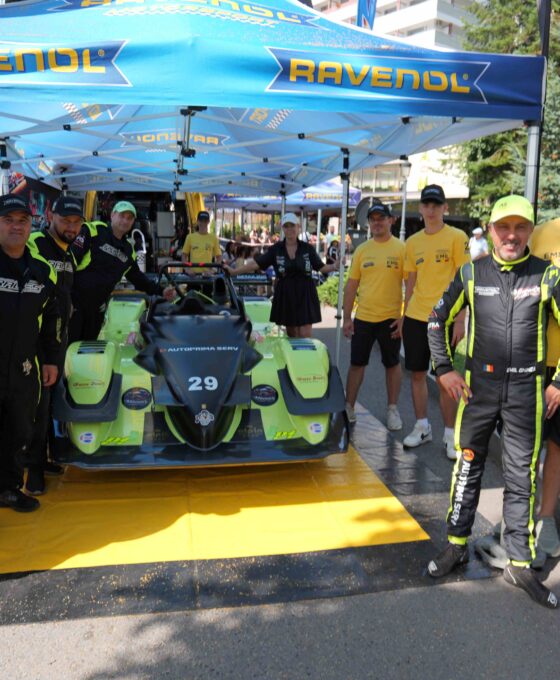 Emil Ghinea alături de echipa sa