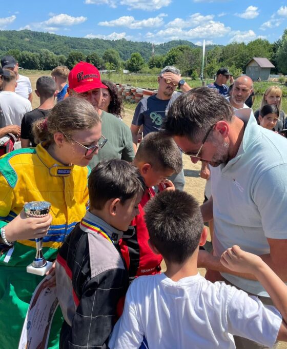 Norris alături de micii piloți