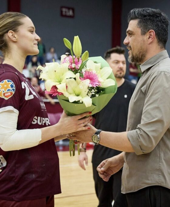 Vlad Andronescu, premiind o jucatoare de handbal de la Rapid