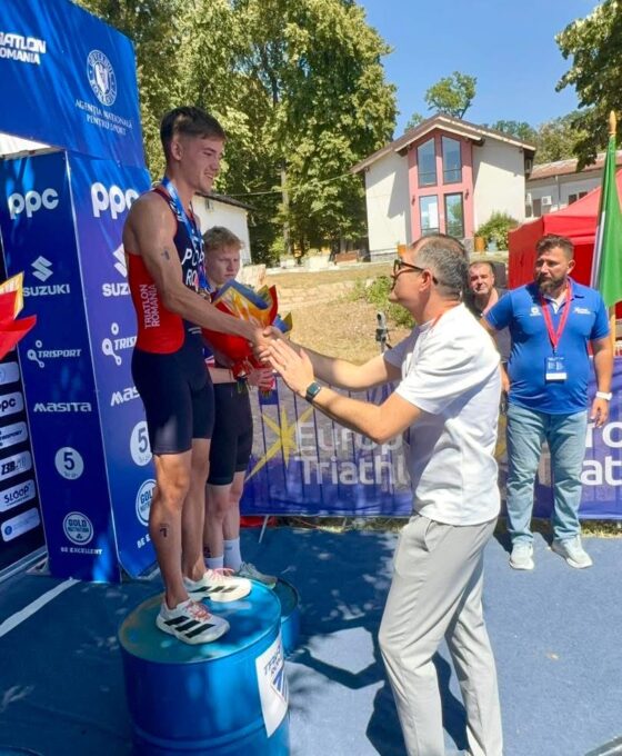bogdan matei il premiaza pe carol popa